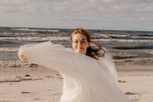 Sesja poślubna nad morzem o zachodzie słońca