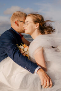 Sesja poślubna nad morzem o zachodzie słońca