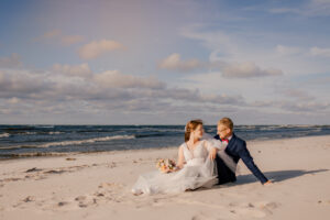 Sesja poślubna nad morzem o zachodzie słońca