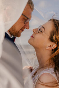 Sesja poślubna nad morzem o zachodzie słońca