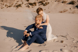 Sesja poślubna nad morzem o zachodzie słońca