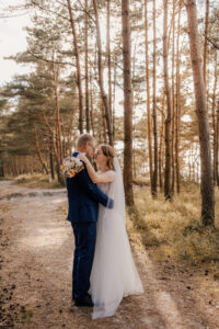 Sesja poślubna nad morzem o zachodzie słońca