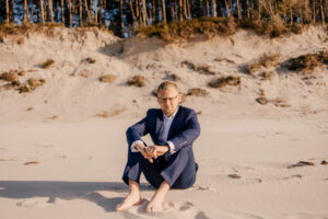 Sesja poślubna nad morzem o zachodzie słońca