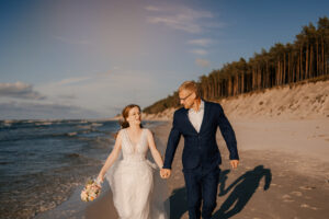 Sesja poślubna nad morzem o zachodzie słońca