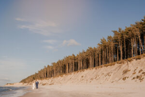 Sesja poślubna nad morzem o zachodzie słońca