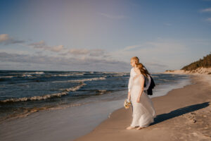 Sesja poślubna nad morzem o zachodzie słońca