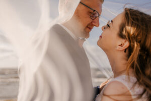 Sesja poślubna nad morzem o zachodzie słońca