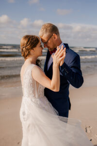 Sesja poślubna nad morzem o zachodzie słońca