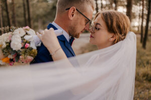 Sesja poślubna nad morzem o zachodzie słońca
