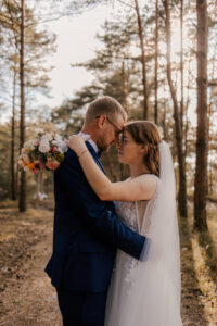 Sesja poślubna nad morzem o zachodzie słońca