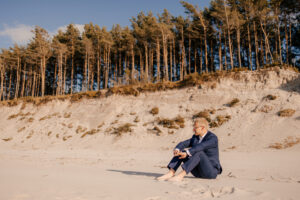 Sesja poślubna nad morzem o zachodzie słońca